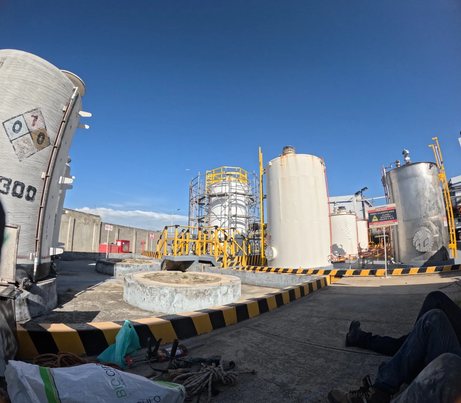 Planta ChampionX con escalera y baranda en PRFV instaladas por CEDICOL