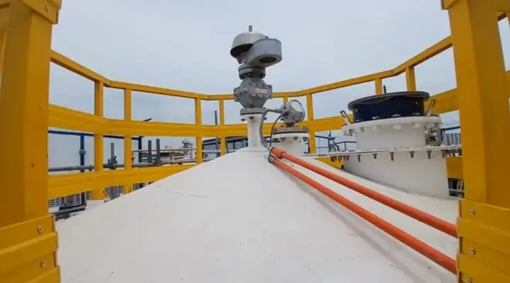 Techo de tanque con baranda perimetral en PRFV instalada